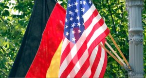 U Budage bwaburiye abaturage babwo bajya muri Amerika nyuma yo gufunga batatu