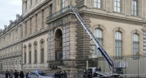 Abakekwaho gucucura Inzu Ndangamurage ya Louvre batawe muri yombi