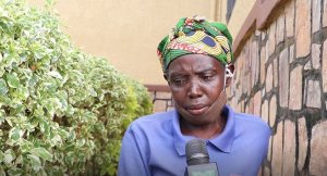 Mukakibibi wari umaze imyaka 8 agendana amara ye mu gitenge yatangiye kuvurwa
