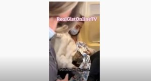 Umugore yagaragaye ari konsa injangwe mu ndege ya Kompanyi ya Delta