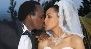 "Isaro risusurutsa Umutima wanjye"-Mu magambo yuzuye imitoma Riderman yifurije isabukuru nziza umugore we