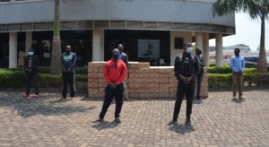 Polisi yerekanye abantu 7 bakekwaho gukoresha amayeri mu kwiba abacuruzi