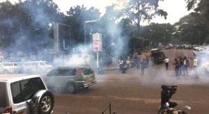 Kampala: Abanyeshuri batatu barimo n'Umubiligi batawe muri yombi bakora igisa no kwigaragambya