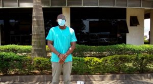 Polisi yerekanye umugabo wihaye ipeti rya ‘Lt Col'kugira ngo atire imodoka mu ruganda