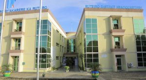 Rutsiro: Urujijo ku mugabo wasanzwe mu ruganiriro amanitse mu mugozi yapfuye
