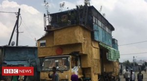 Umugabo wahinduye ikamyoneti ye urugo, ayubakamo ibyumba bitatu yateje ururondogoro hose