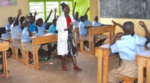 Abarimu bagaragaje imbamutima zabo ku gutangira akazi saa mbili n'igice 