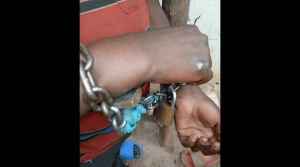 Gakenke:Umuturage yahishuye impamvu yafungiye abantu iwe n'iminyururu