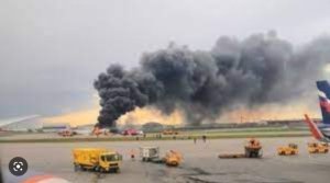 Indege ya gisirikare y'u Burusiya yatwitswe n'utazwi, Abayobozi babibona ku mbunga nkoranyambaga.