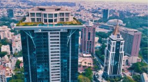 Inzu yubatse hejuru ya etaje ndende ikomeje guca ibintu [AMAFOTO]