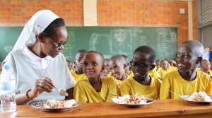 Guverinoma y'u Rwanda yahishuye akayabo yongereye muri gahunda yo kugaburira abana ku ishuri 