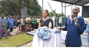 Babagemuriye inzuki ngo zibarye batatane. Ubuhamya bwa Rukundo