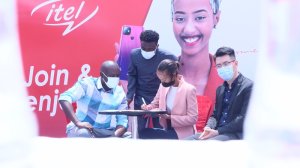 Miss Nishimwe Naomie yagiranye amasezerano na Itel Rwanda anifotozanya n'ibyamamare mu ngeri zitandukanye barimo Fuadi,Benjamin Gicumbi,Junior Giti nabandi[AMAFOTO]