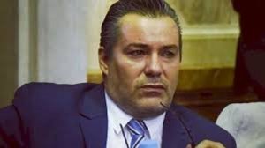 Umudepite yagaragaye kuri Televiziyo y'igihugu ari konka amabere y'umugore