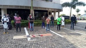 Polisi yerekanye abantu 13 bari bashakaga guturitsa inyubako zikomeye muri Kigali