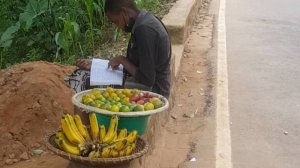 Kigali: Umwana muto wagaragaye ari kwiga ari no gucuruza imbuto yakoze benshi ku mutima