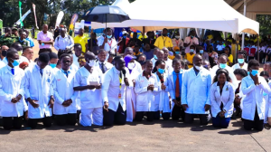 Abaganga bapfukamye basaba Perezida Museveni kuzongera kwiyamamaza