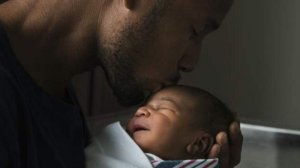 Impaka zikomeje kuzamuka ku kiruhuko kiri gusabirwa umugabo ufite umugore wabyaye