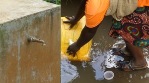 Rusizi: Bamaze hafi umwaka bavoma amazi mabi barahoranye ameza