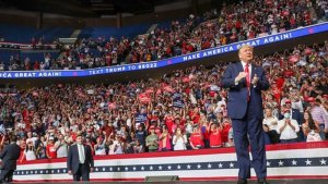 Abantu 8 bari mu ikipe ishinzwe kwamamaza Donald Trump basanganwe Covid-19