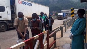 Irindi tsinda ry'Abanyarwanda bari bafungiwe muri Uganda barekuwe bashyikirizwa u Rwanda[AMAFOTO]