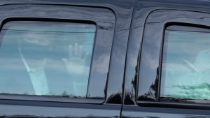 Perezida Trump wafashijwe guhumeka kubera Covid-19 yasohotse mu bitaro asuhuza abantu