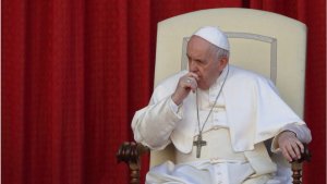 Papa Francis yajyanwe mu bitaro by'i Rome kubagwa