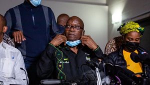 Jacob Zuma wahoze ari Perezida wa Afurika y'Epfo yishyikirije polisi