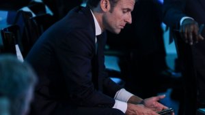 Perezida Macron yahinduye Telefoni ye na Simukadi nyuma yo kwinjirirwa na Pegasus