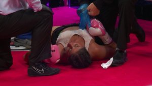 Umukinnyi w'iteramakofe yishwe n'igipfunsi kiremereye yakubiswe akitura hasi