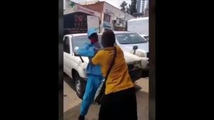 Umuzunguzayi w'umugore yatuye hasi Umunyerondo ku isoko rya Nyarugenge