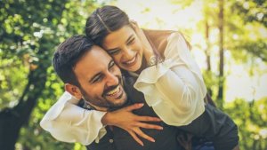 Menya amagambo meza 40 wabwira umukobwa mukundana uyu mwanya akazagukunda iteka ryose