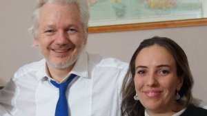 Julian Assange washinze Wikileaks ikamugira umwanzi wa US yemerewe kurongorera muri gereza