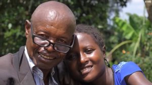 Ntibisanzwe ! Urukundo rw'umupasiteri w'imyaka 76 n'umukobwa arusha imyaka 54 rukomeje kuvugisha benshi