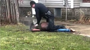 Amerika: Hasohotse andi amashusho y'umupolisi w'umuzungu yica Umwirabura byongera kuzamura amahane k'ubirabura 