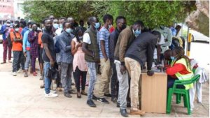 Kenya batangiye kwiyandikisha kwitabira amatora 'ahenze' mu gihe ubukungu butifashe neza