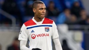 Lyon yirukanywe myugariro wayo imuziza "gusura no guseka" abatoza bari kuganiriza abakinnyi