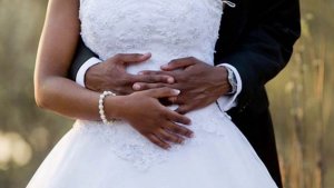 Yashyingiranwe na murumuna w'umugeni we nyuma y'uko uwo yakunze amatorotse ku munsi w'ubukwe