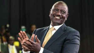 William Ruto wambaye inkweto bwa mbere ku myaka 15 yatorewe kuyobora Kenya -AMATEKA YE