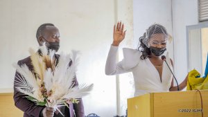 Umunyamakuru Uwimana Clarisse yasezeranye imbere y'amategeko n'umukunzi we