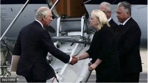 Mu mafoto: Umwami Charles III ku musi wa mbere ibwami 