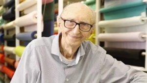 Umusaza w'imyaka 100 yaciye agahigo ko gukorera ikigo kimwe imyaka 84 atimuka