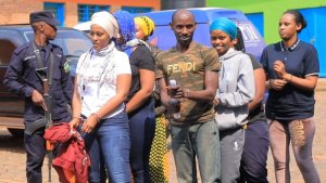 Abakobwa bari bakatiwe kubera kwangiza imyanya y'ibanga ya mugenzi wabo bafunguwe