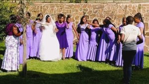 Pasiteri w'Abadive yirukanye abari bambariye umugeni abashinja imyambarire idahwitse