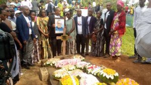 Abantu amagana bashyinguye umunyamakuru Ntwali John Williams