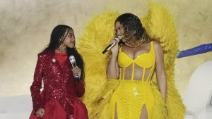 Nyuma y'imaka 4 Beyonce atagera ku rubyiniro yaserukanye n'umukobwa we