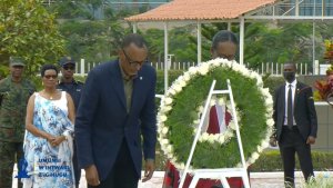 Perezida Kagame na Madamu we bunamiye intwari z'Igihugu