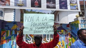 Abanyekongo biraye mu muhanda bamagana uruzinduko rwa Macron kubw'impamvu itangaje