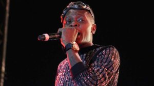 Nyina wa Chameleone na Weasel yavuze ku gusomana kwabo kwateje impaka