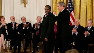 Amateka ya Paul Rusesabagina, umushoferi wa Taxi wafunzwe n'u Rwanda bigahuruza Amerika